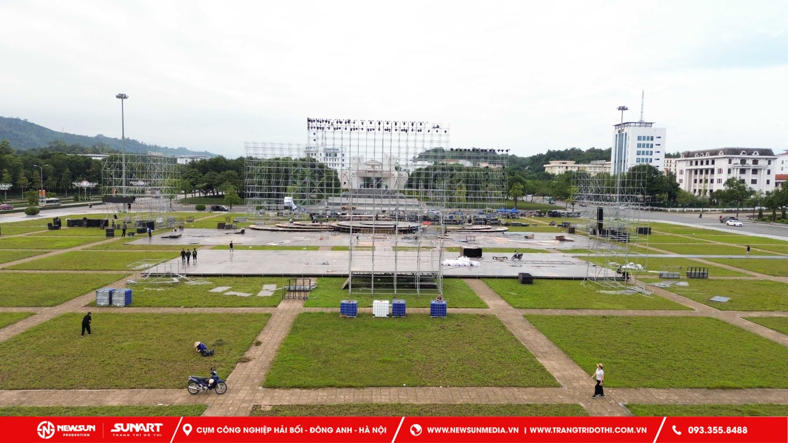 Thi công sân khấu sự kiện Tuần lễ Festival Sông Hồng năm 2025